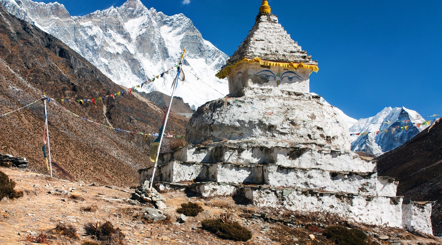 buddhist stupa with mount Lhotse – way to everest base camp