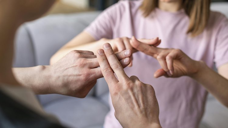 couple-talking-using-sign-language copie