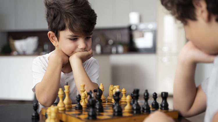 young-kids-playing-chess-together copie